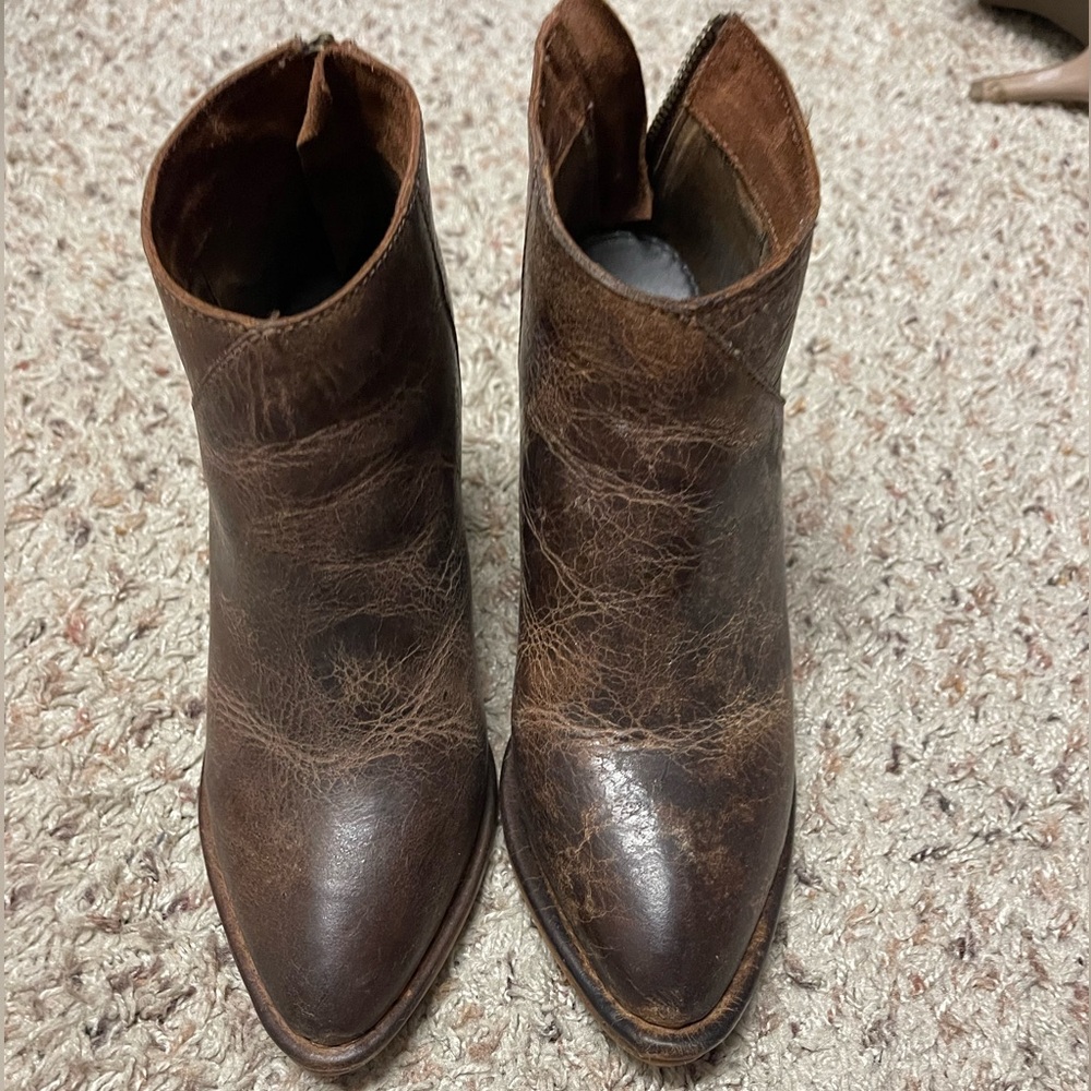 DibaTru booties, size 7. Excellent condition.